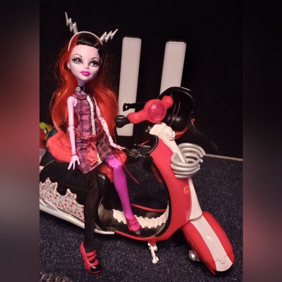 Monster High Freaky Fushion Ghoulia Yelps & Operetta + Zombie Scooter Bundle - Picture 4 of 11
